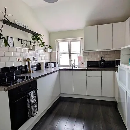 Converted Railway Cottage Swindon Exterior photo